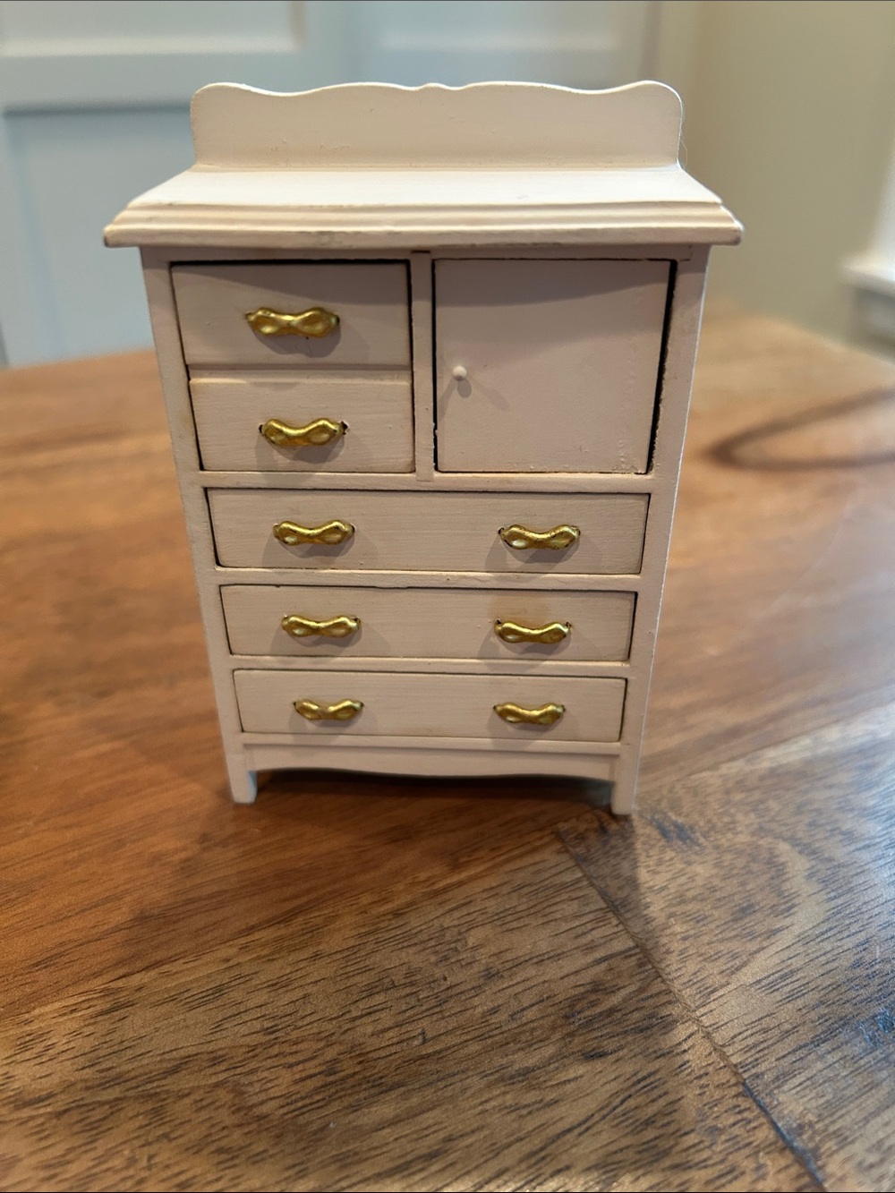 Vtg White Child’s Bedroom Set, Lot of 5 Dollhouse Furniture - Picture 7 of 9
